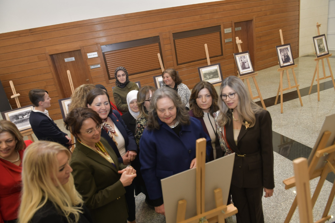 Kadın ve Aile Çalışmaları Uygulama ve Araştırma Merkezi, 8 Mart Dünya Kadınlar Günü kapsamında “Kadının Eli, Toplumun Gücü: İlham Veren Kadınlar” Programı Düzenledi.