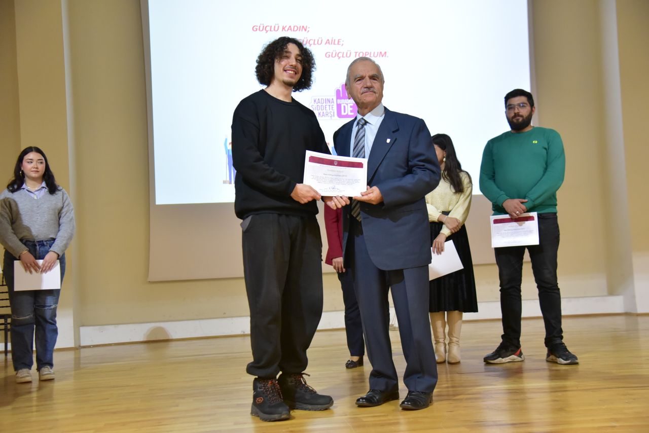 Kadın ve Aile Çalışmaları Uygulama ve Araştırma Merkezi 25 Kasım Kadına Yönelik Şiddetle Mücadele Günü Kapsamında Panel ve Gösterim Etkinliği Düzenledi