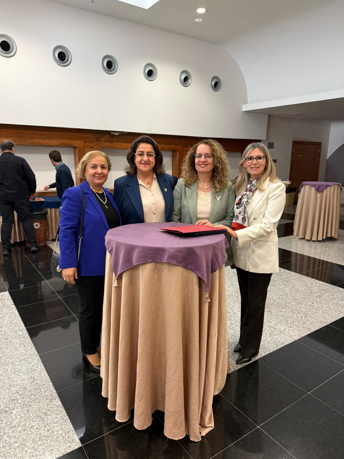 Kadın ve Aile Çalışmaları Uygulama ve Araştırma Merkezi 25 Kasım Kadına Yönelik Şiddetle Mücadele Günü Kapsamında Panel ve Gösterim Etkinliği Düzenledi