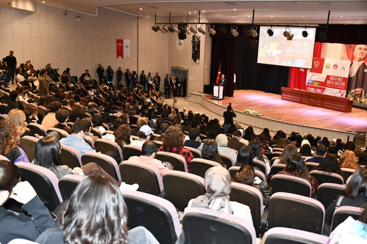 Muğla Sıtkı Koçman Üniversitesi Kadın ve Aile Çalışmaları Uygulama ve Araştırma Merkezi olarak,  Dokuz Eylül Üniversitesi ev sahipliğinde İzmir Valiliği iş birliği ile 10-11 Nisan 2026 tarihinde düzenlenen “Uluslararası Aile Sempozyumu” na katılım sağladık