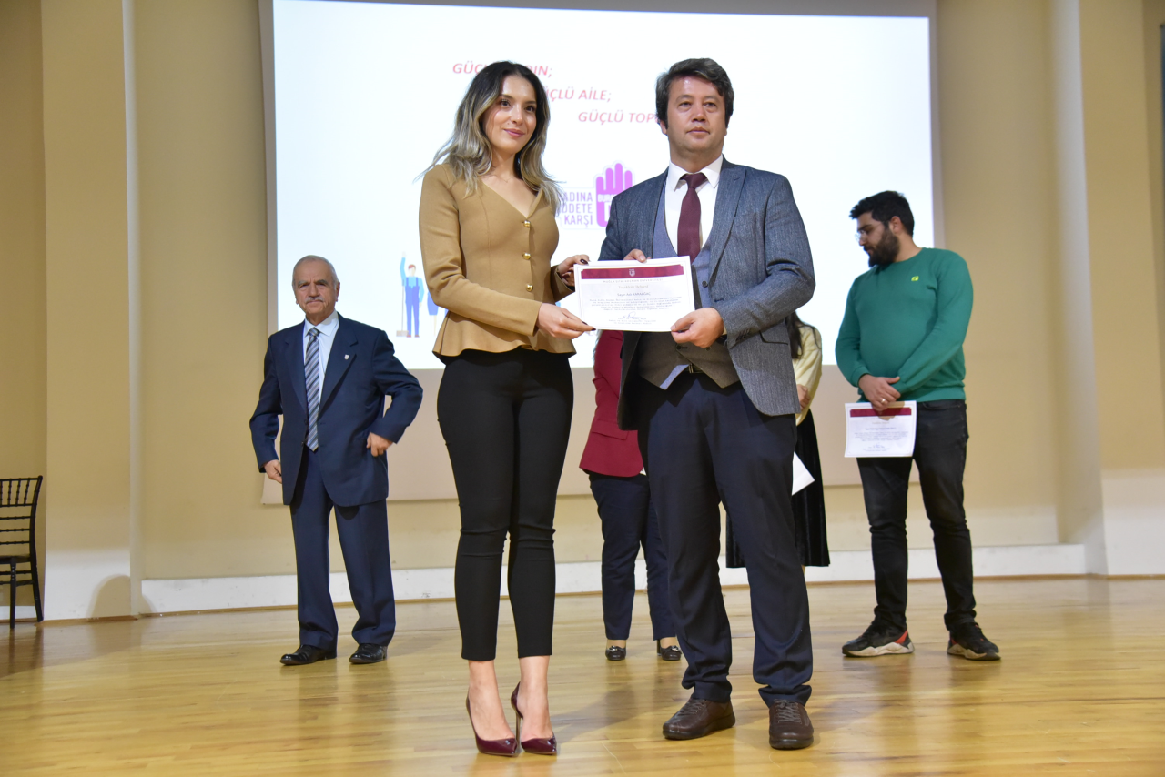 Kadın ve Aile Çalışmaları Uygulama ve Araştırma Merkezi 25 Kasım Kadına Yönelik Şiddetle Mücadele Günü Kapsamında Panel ve Gösterim Etkinliği Düzenledi