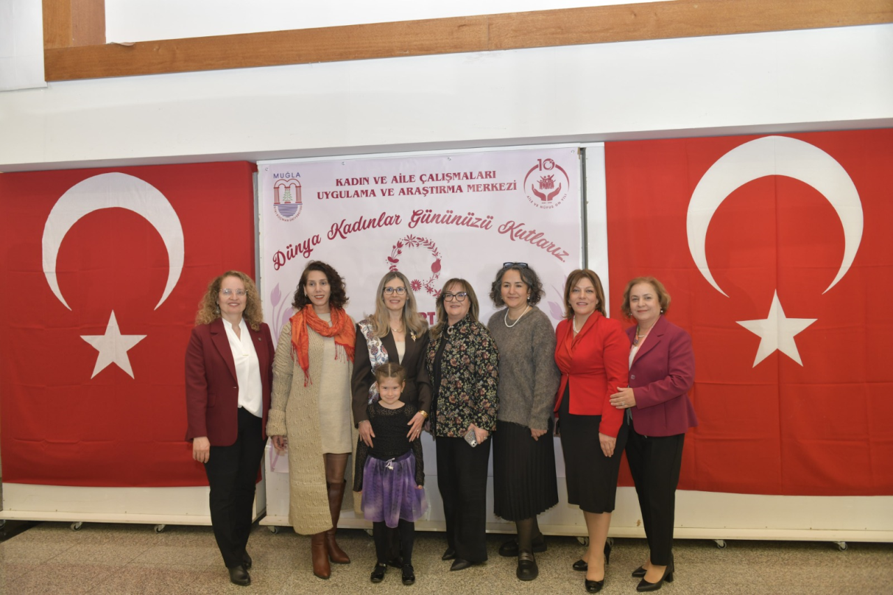 Kadın ve Aile Çalışmaları Uygulama ve Araştırma Merkezi, 8 Mart Dünya Kadınlar Günü kapsamında “Kadının Eli, Toplumun Gücü: İlham Veren Kadınlar” Programı Düzenledi.