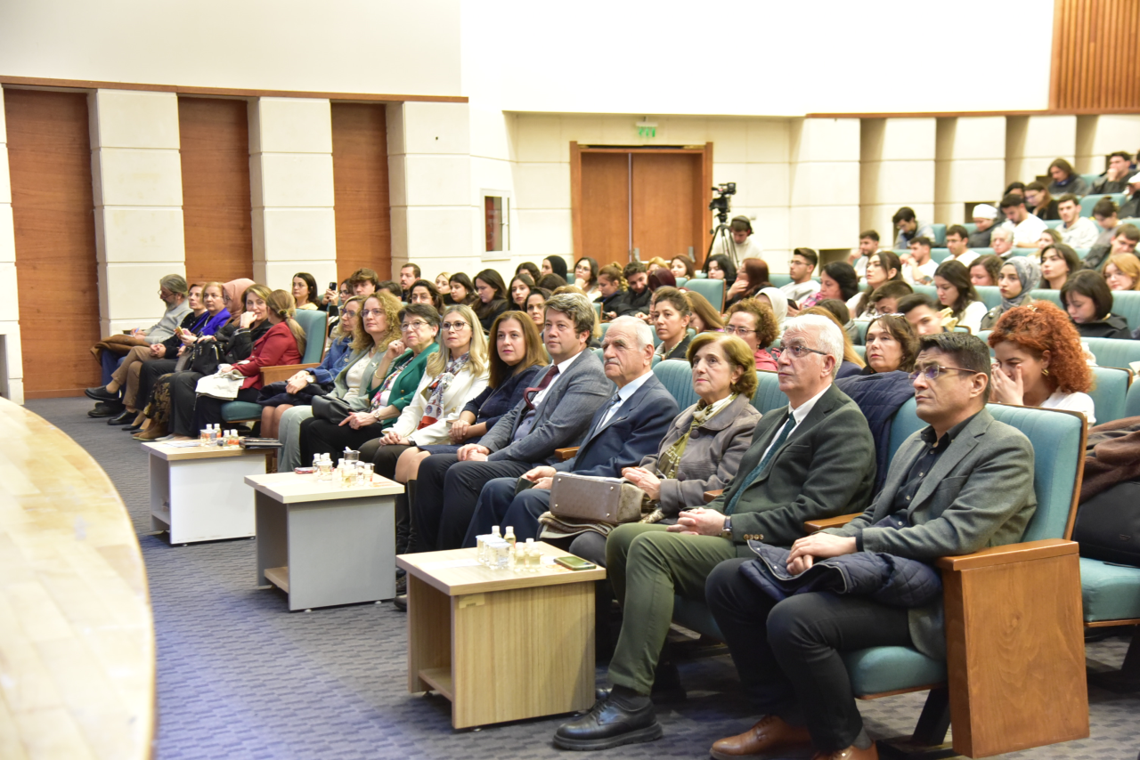 Kadın ve Aile Çalışmaları Uygulama ve Araştırma Merkezi 25 Kasım Kadına Yönelik Şiddetle Mücadele Günü Kapsamında Panel ve Gösterim Etkinliği Düzenledi