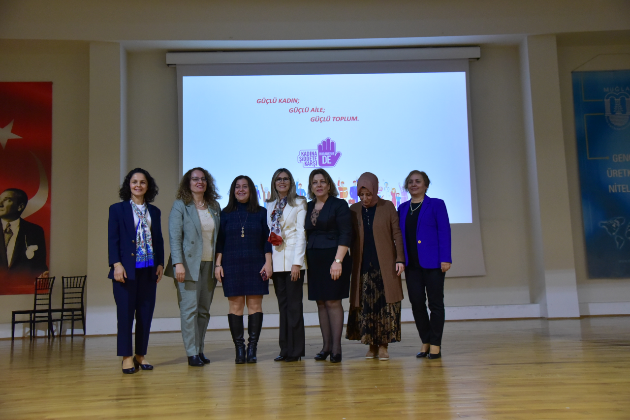 Kadın ve Aile Çalışmaları Uygulama ve Araştırma Merkezi 25 Kasım Kadına Yönelik Şiddetle Mücadele Günü Kapsamında Panel ve Gösterim Etkinliği Düzenledi