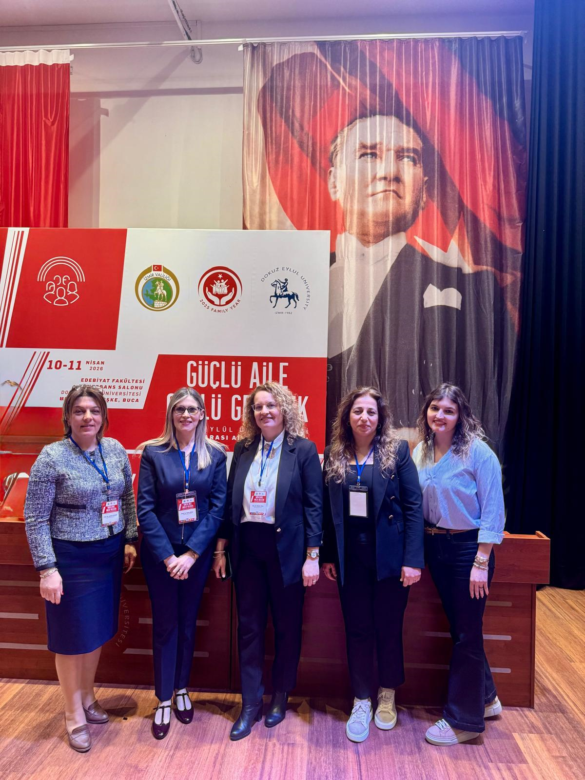 Muğla Sıtkı Koçman Üniversitesi Kadın ve Aile Çalışmaları Uygulama ve Araştırma Merkezi olarak,  Dokuz Eylül Üniversitesi ev sahipliğinde İzmir Valiliği iş birliği ile 10-11 Nisan 2026 tarihinde düzenlenen “Uluslararası Aile Sempozyumu” na katılım sağladık