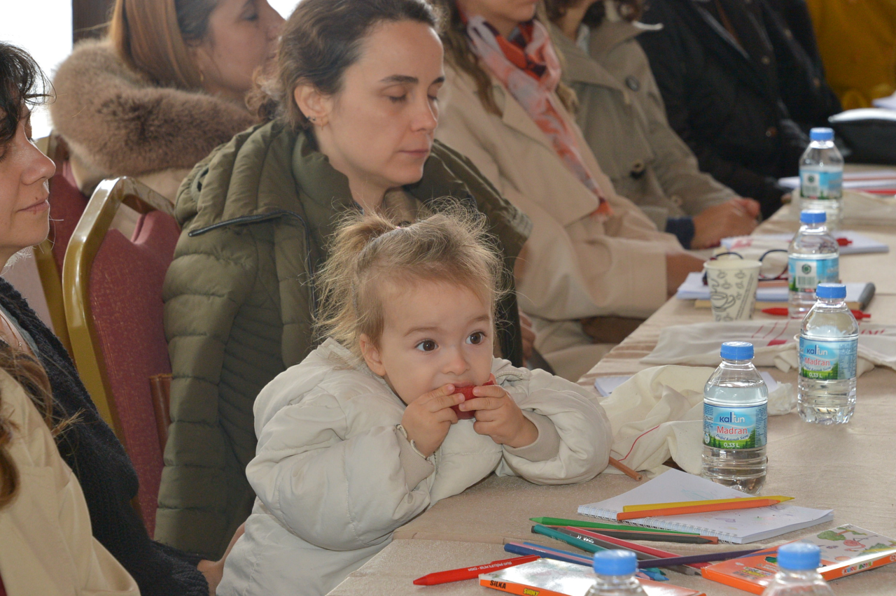 Kadın ve Aile Çalışmaları Uygulama ve Araştırma Merkezi ile Bilim İletişim Ofisi iş birliğinde Fırtınalı Günde Şemsiye Olmak: Anne ve Babalara Yönelik Duygu Düzenleme Atölyesi, Bilim ve Sanat Evi’nde gerçekleştirildi.