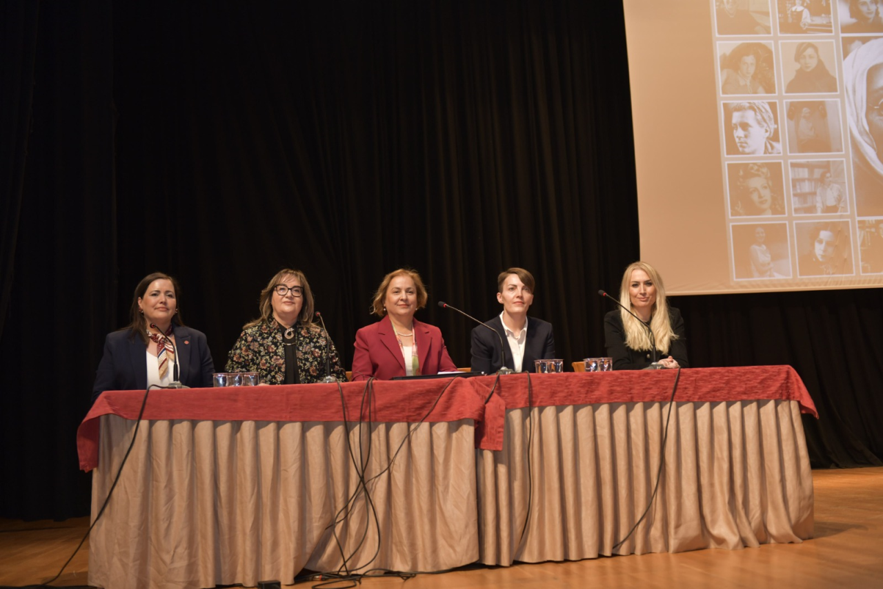 Kadın ve Aile Çalışmaları Uygulama ve Araştırma Merkezi, 8 Mart Dünya Kadınlar Günü kapsamında “Kadının Eli, Toplumun Gücü: İlham Veren Kadınlar” Programı Düzenledi.