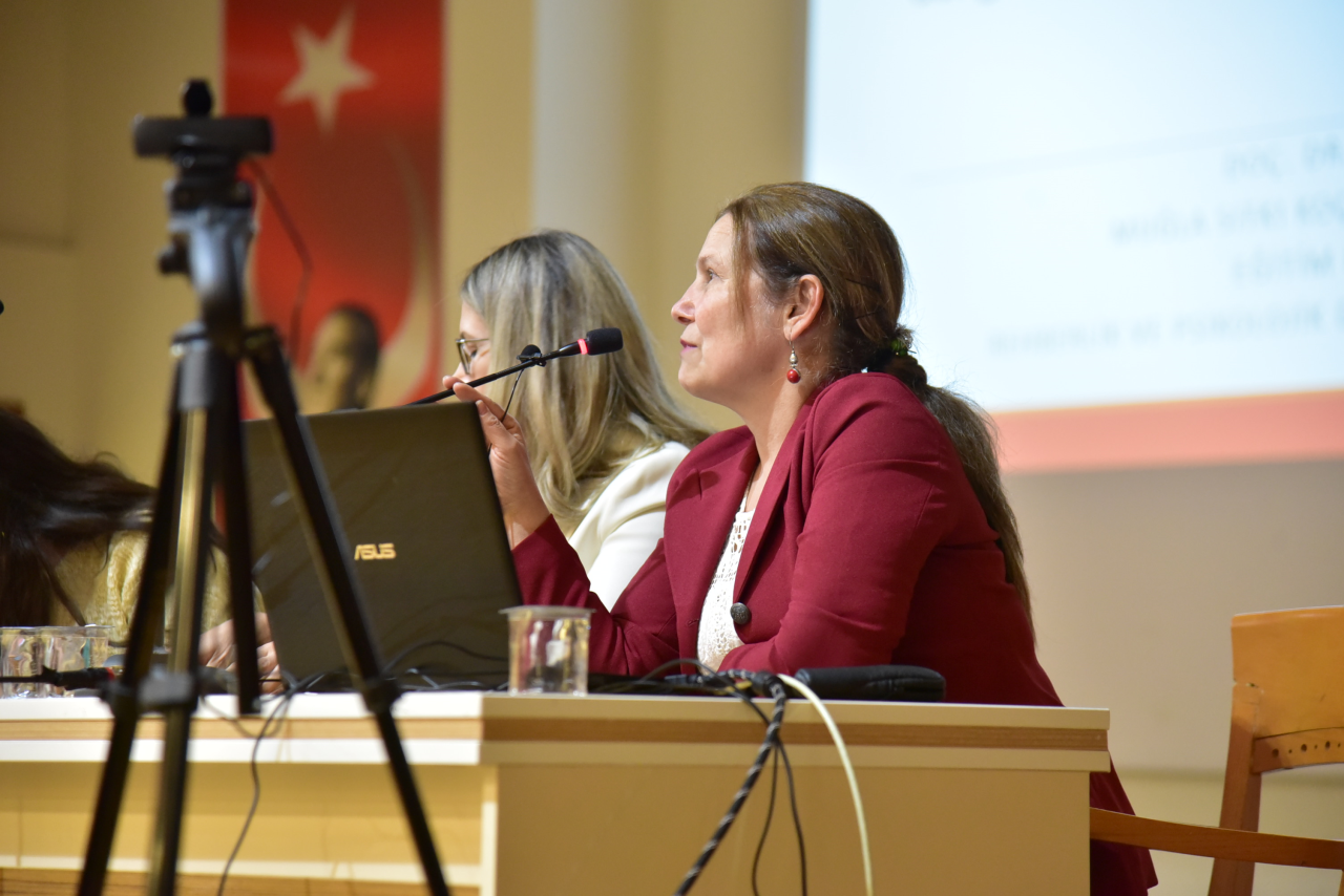 Kadın ve Aile Çalışmaları Uygulama ve Araştırma Merkezi 25 Kasım Kadına Yönelik Şiddetle Mücadele Günü Kapsamında Panel ve Gösterim Etkinliği Düzenledi