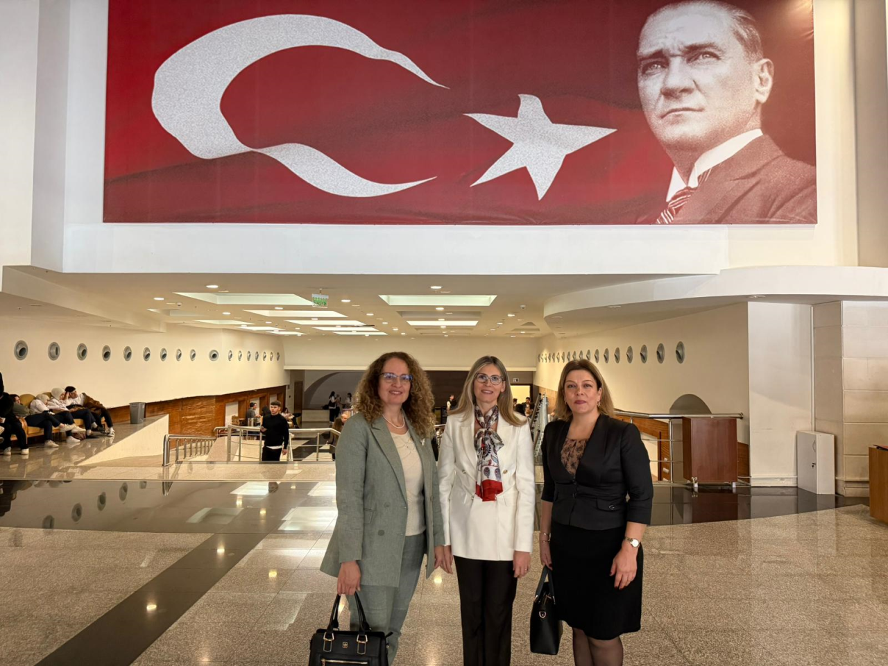 Kadın ve Aile Çalışmaları Uygulama ve Araştırma Merkezi 25 Kasım Kadına Yönelik Şiddetle Mücadele Günü Kapsamında Panel ve Gösterim Etkinliği Düzenledi