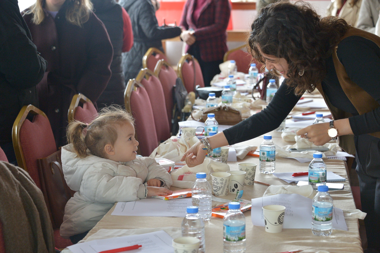 Kadın ve Aile Çalışmaları Uygulama ve Araştırma Merkezi ile Bilim İletişim Ofisi iş birliğinde Fırtınalı Günde Şemsiye Olmak: Anne ve Babalara Yönelik Duygu Düzenleme Atölyesi, Bilim ve Sanat Evi’nde gerçekleştirildi.