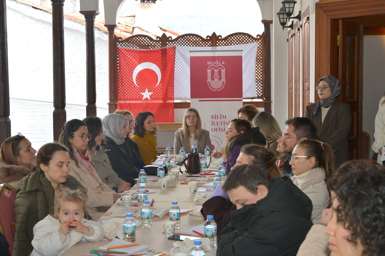Kadın ve Aile Çalışmaları Uygulama ve Araştırma Merkezi ile Bilim İletişim Ofisi iş birliğinde Fırtınalı Günde Şemsiye Olmak: Anne ve Babalara Yönelik Duygu Düzenleme Atölyesi, Bilim ve Sanat Evi’nde gerçekleştirildi.