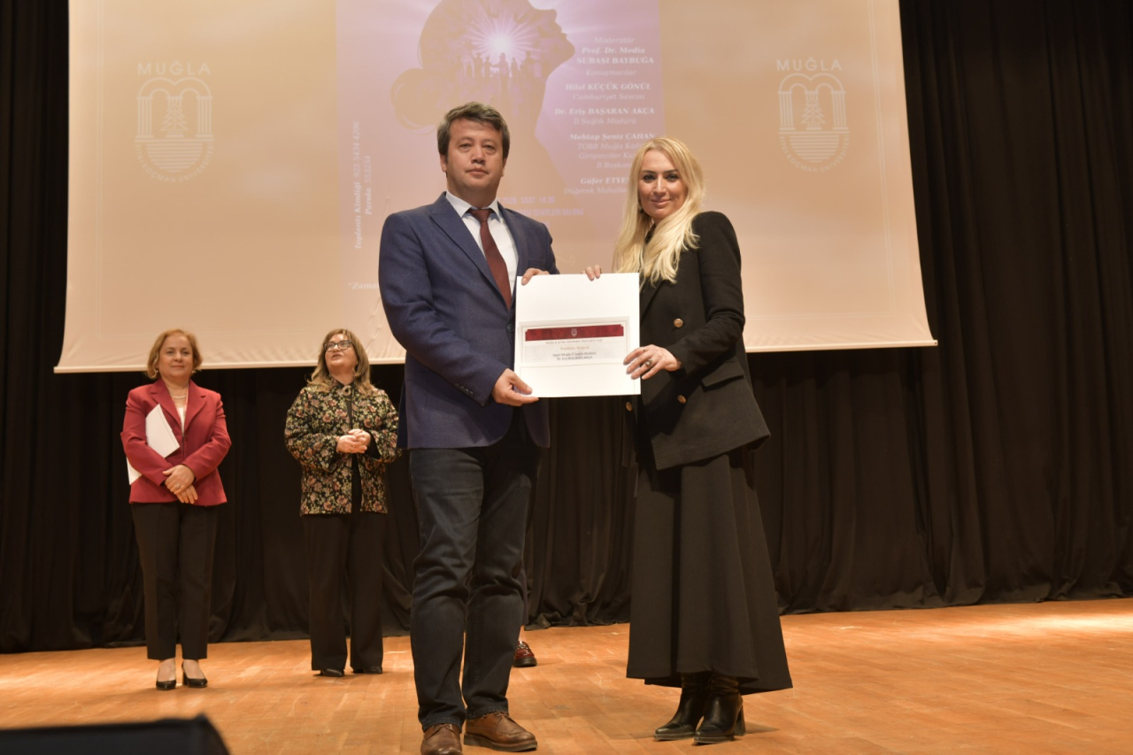 Kadın ve Aile Çalışmaları Uygulama ve Araştırma Merkezi, 8 Mart Dünya Kadınlar Günü kapsamında “Kadının Eli, Toplumun Gücü: İlham Veren Kadınlar” Programı Düzenledi.