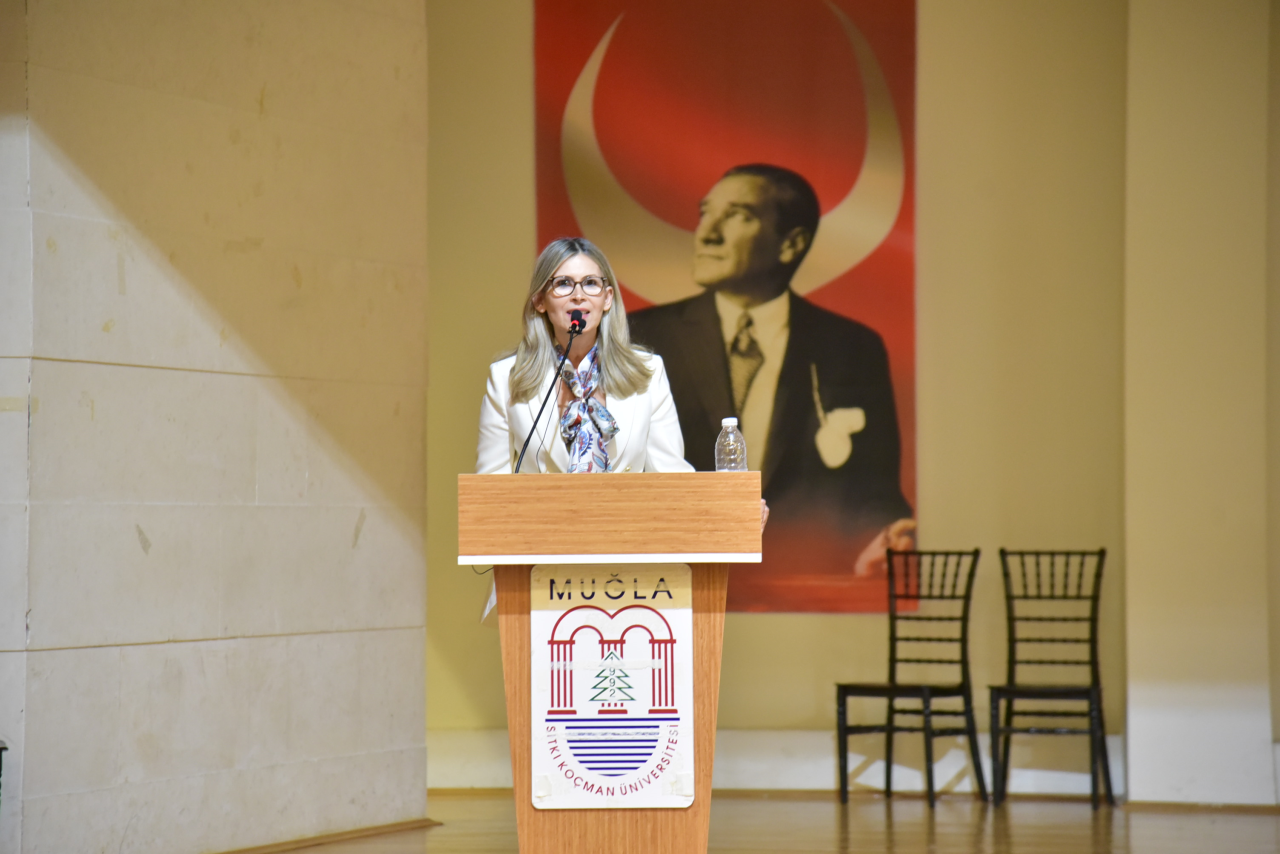 Kadın ve Aile Çalışmaları Uygulama ve Araştırma Merkezi 25 Kasım Kadına Yönelik Şiddetle Mücadele Günü Kapsamında Panel ve Gösterim Etkinliği Düzenledi