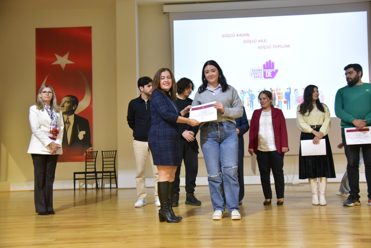 Kadın ve Aile Çalışmaları Uygulama ve Araştırma Merkezi 25 Kasım Kadına Yönelik Şiddetle Mücadele Günü Kapsamında Panel ve Gösterim Etkinliği Düzenledi