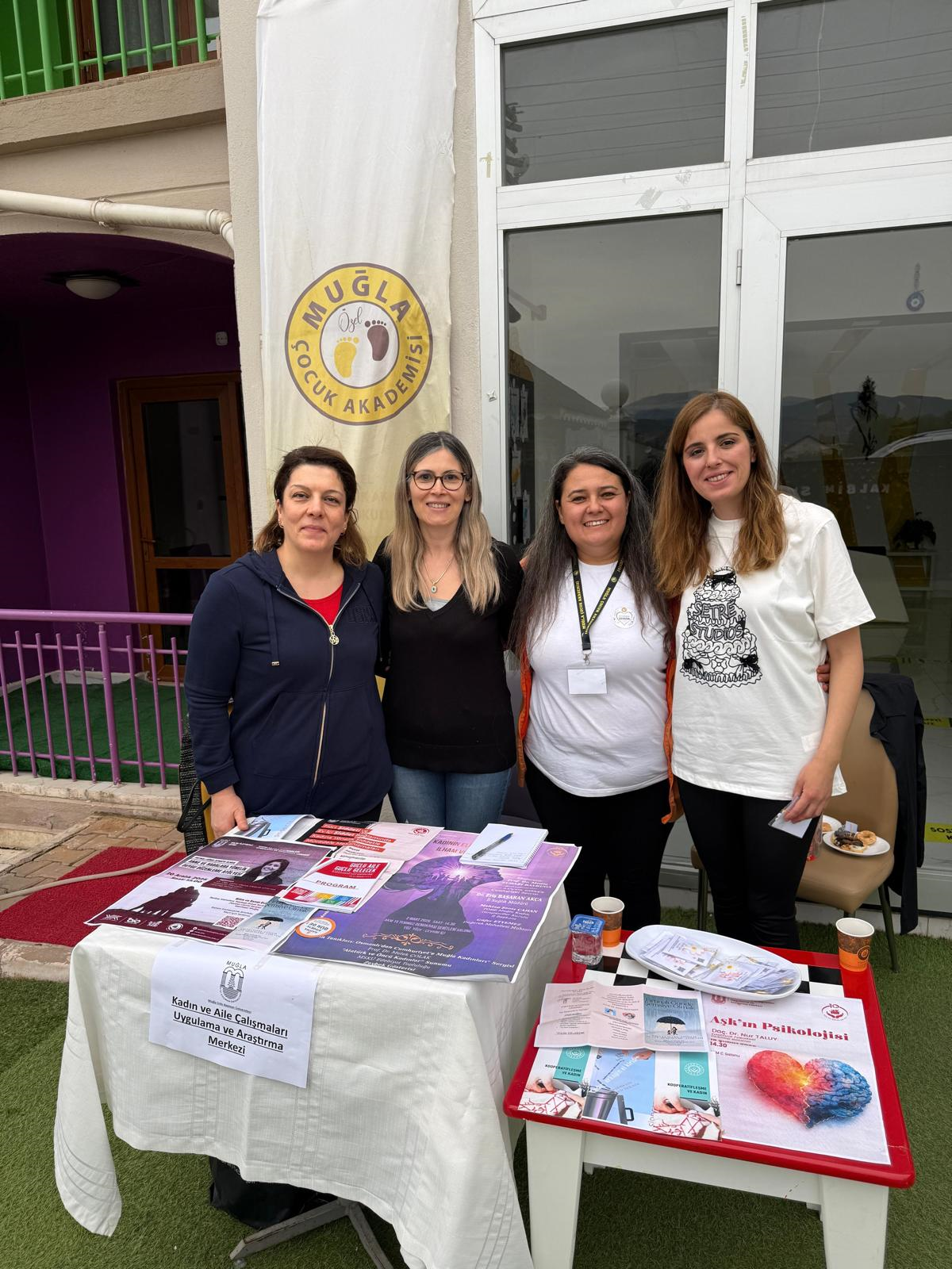 Muğla Çocuk Akademisi ev sahipliğinde 8 Mayıs Cuma günü gerçekleştirilen Anneler Günü programında, Kadın ve Aile Çalışmaları Uygulama ve Araştırma Merkezi olarak katılım sağladık