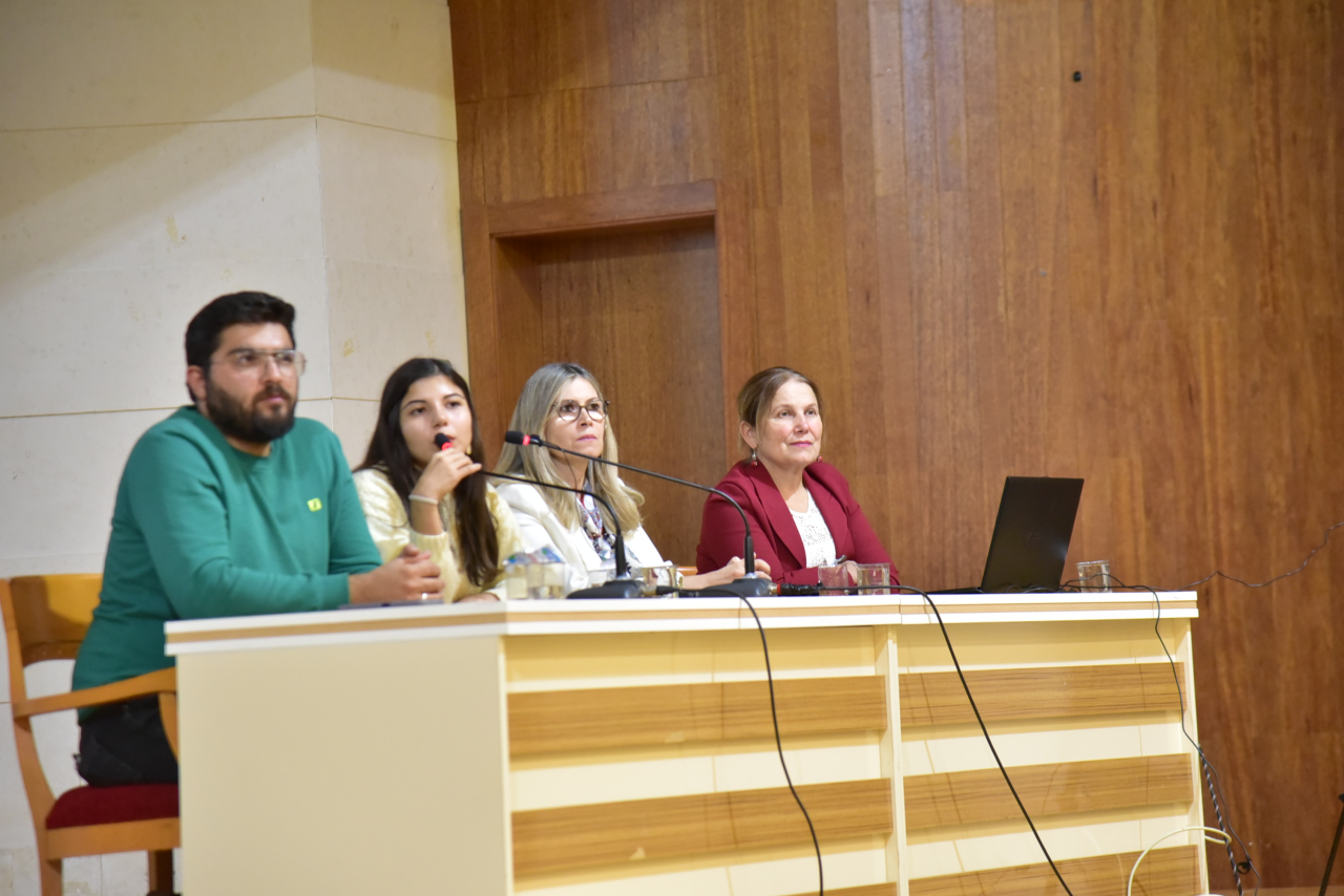 Kadın ve Aile Çalışmaları Uygulama ve Araştırma Merkezi 25 Kasım Kadına Yönelik Şiddetle Mücadele Günü Kapsamında Panel ve Gösterim Etkinliği Düzenledi