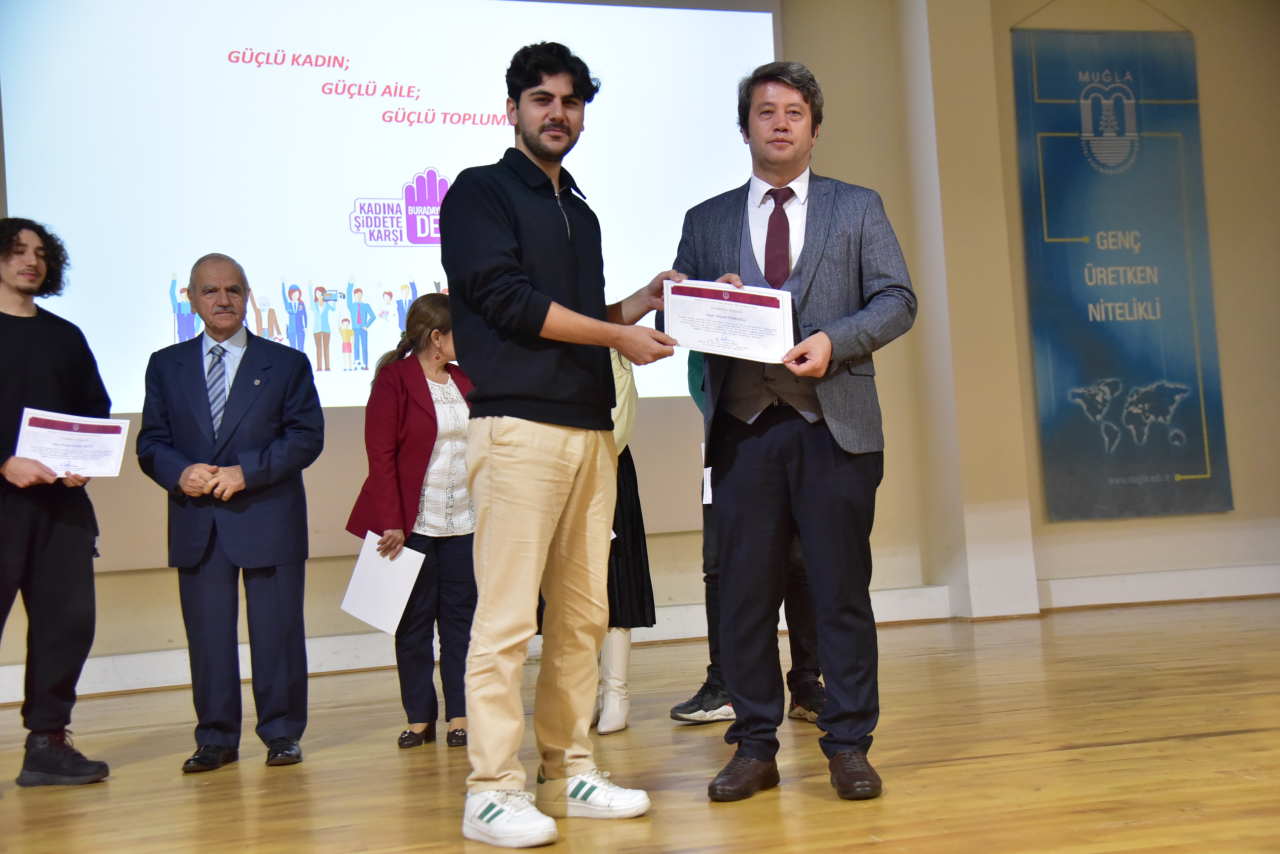 Kadın ve Aile Çalışmaları Uygulama ve Araştırma Merkezi 25 Kasım Kadına Yönelik Şiddetle Mücadele Günü Kapsamında Panel ve Gösterim Etkinliği Düzenledi