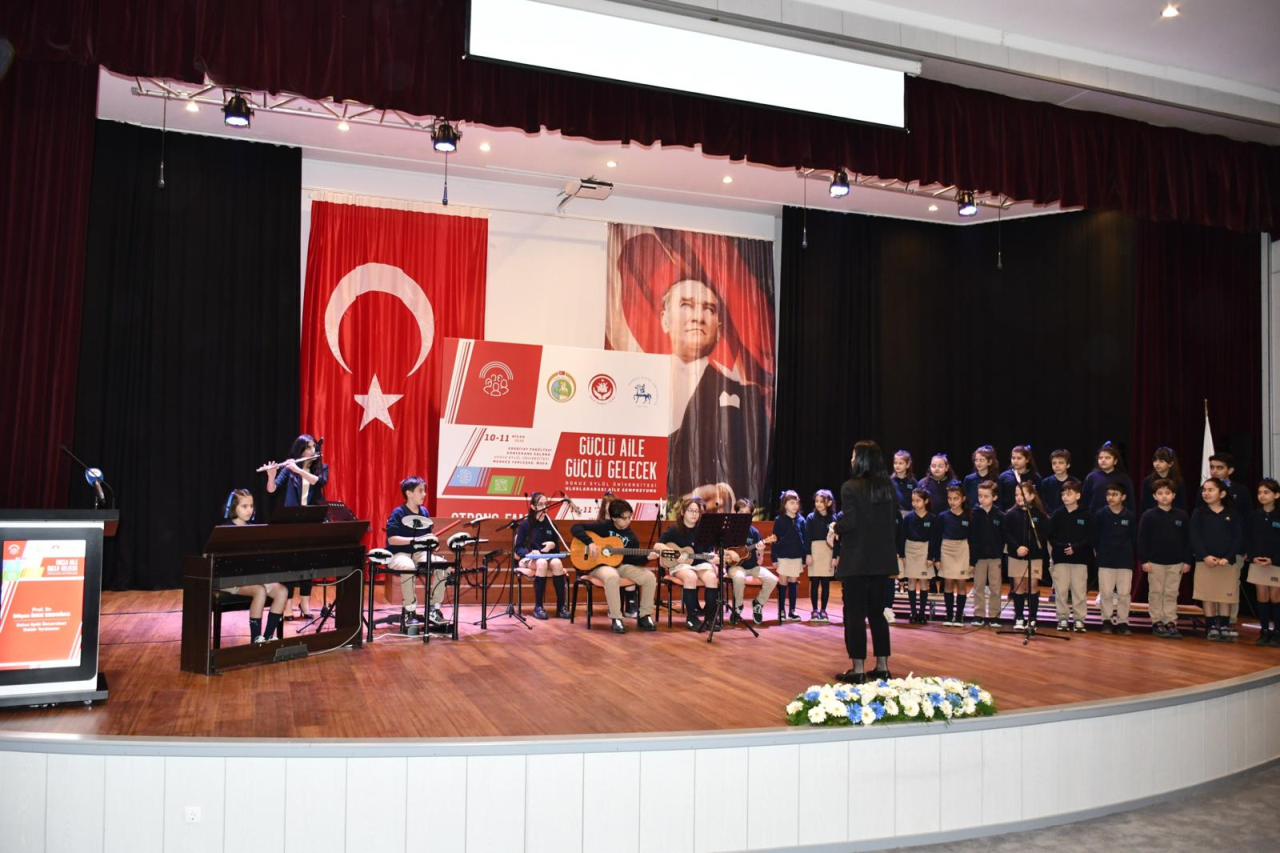 Muğla Sıtkı Koçman Üniversitesi Kadın ve Aile Çalışmaları Uygulama ve Araştırma Merkezi olarak,  Dokuz Eylül Üniversitesi ev sahipliğinde İzmir Valiliği iş birliği ile 10-11 Nisan 2026 tarihinde düzenlenen “Uluslararası Aile Sempozyumu” na katılım sağladık