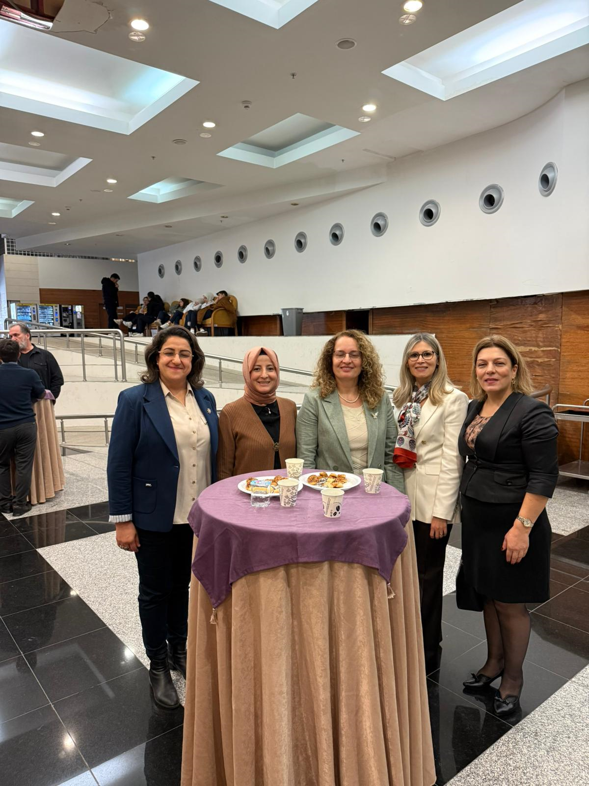 Kadın ve Aile Çalışmaları Uygulama ve Araştırma Merkezi 25 Kasım Kadına Yönelik Şiddetle Mücadele Günü Kapsamında Panel ve Gösterim Etkinliği Düzenledi