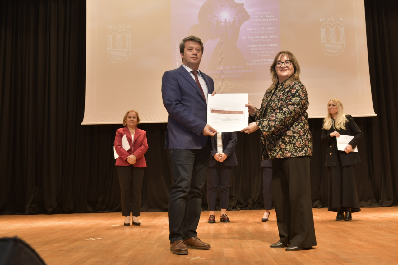 Kadın ve Aile Çalışmaları Uygulama ve Araştırma Merkezi, 8 Mart Dünya Kadınlar Günü kapsamında “Kadının Eli, Toplumun Gücü: İlham Veren Kadınlar” Programı Düzenledi.