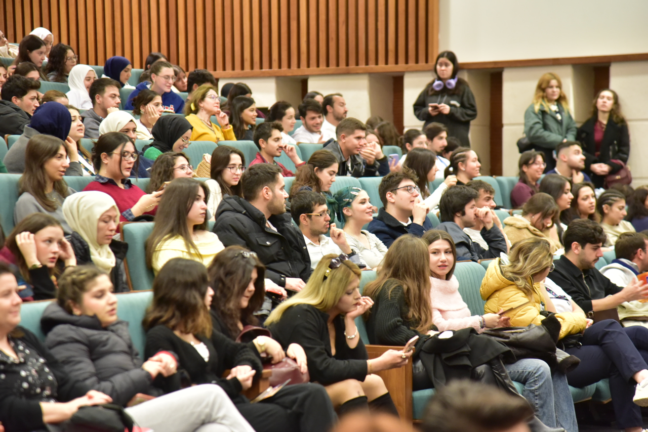 Kadın ve Aile Çalışmaları Uygulama ve Araştırma Merkezi 25 Kasım Kadına Yönelik Şiddetle Mücadele Günü Kapsamında Panel ve Gösterim Etkinliği Düzenledi