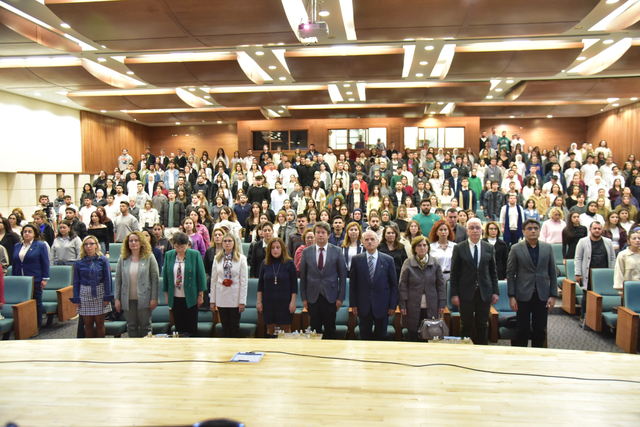 Kadın ve Aile Çalışmaları Uygulama ve Araştırma Merkezi 25 Kasım Kadına Yönelik Şiddetle Mücadele Günü Kapsamında Panel ve Gösterim Etkinliği Düzenledi