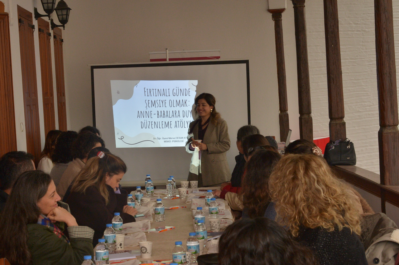 Kadın ve Aile Çalışmaları Uygulama ve Araştırma Merkezi ile Bilim İletişim Ofisi iş birliğinde Fırtınalı Günde Şemsiye Olmak: Anne ve Babalara Yönelik Duygu Düzenleme Atölyesi, Bilim ve Sanat Evi’nde gerçekleştirildi.